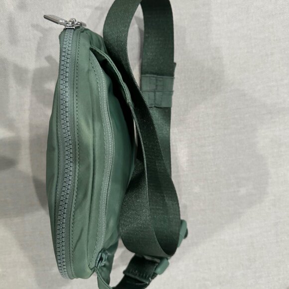 Lululemon Everywhere Belt Bag Large 2L - Grey Eucalyptus - Picture 3 of 7